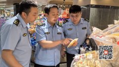 <b>按要求对入市农产物进行抽样</b>